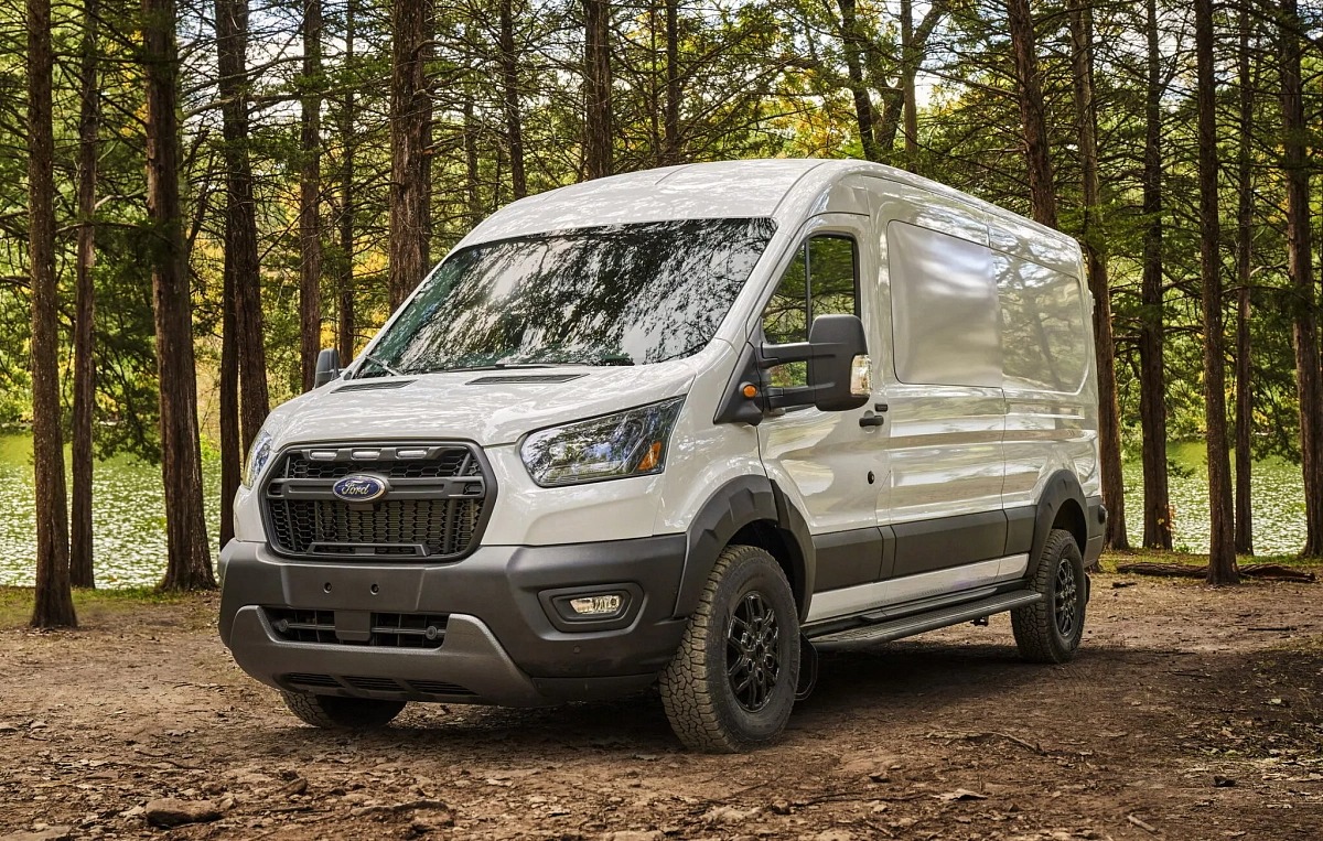 Ford відкликає фургон Transit Trail через шини, що труться в колісних нішах Ford Transit Trail