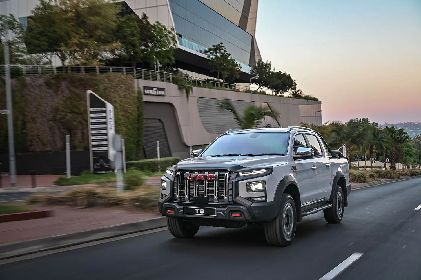 Компанія JAC вивела на авторинок України свій новий пікап JAC T9