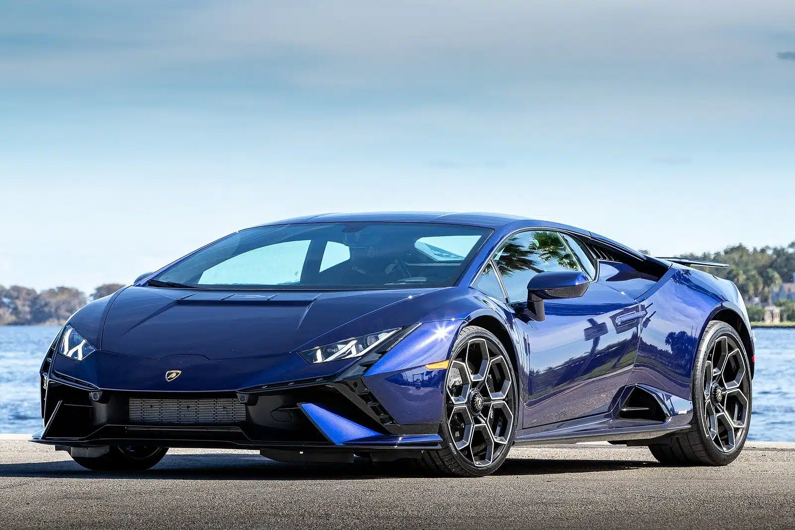 Lamborghini побила історичний рекорд продажів у 2023 році Lamborghini Huracan Tecnica