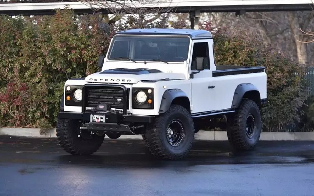 На продаж виставлено ексклюзивний пікап на базі культового Land Rover Defender Land Rover Defender пікап