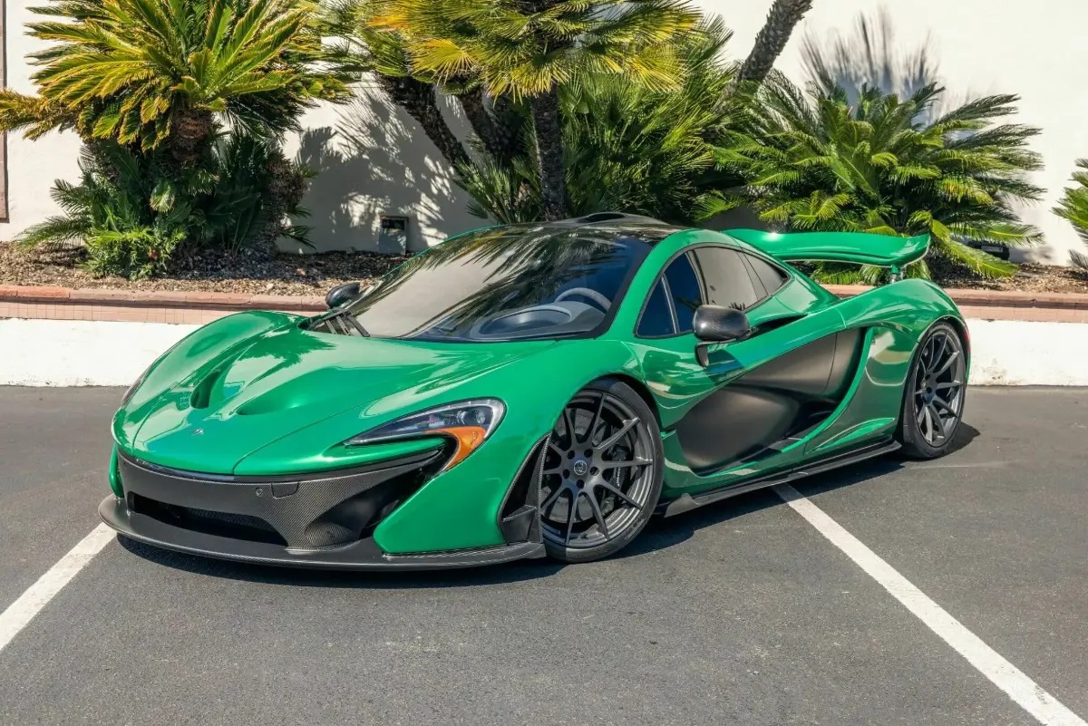 Заміна акумулятора на гібридному McLaren P1 коштує як чотири нових Toyota Corolla Cross McLaren P1