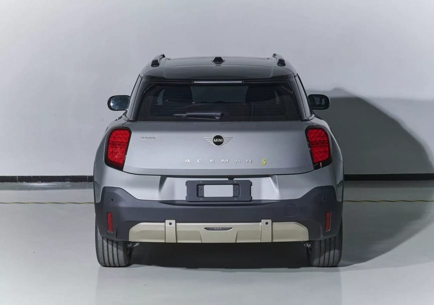 У мережі опублікували фотографії нового електричного кросовера MINI Aceman