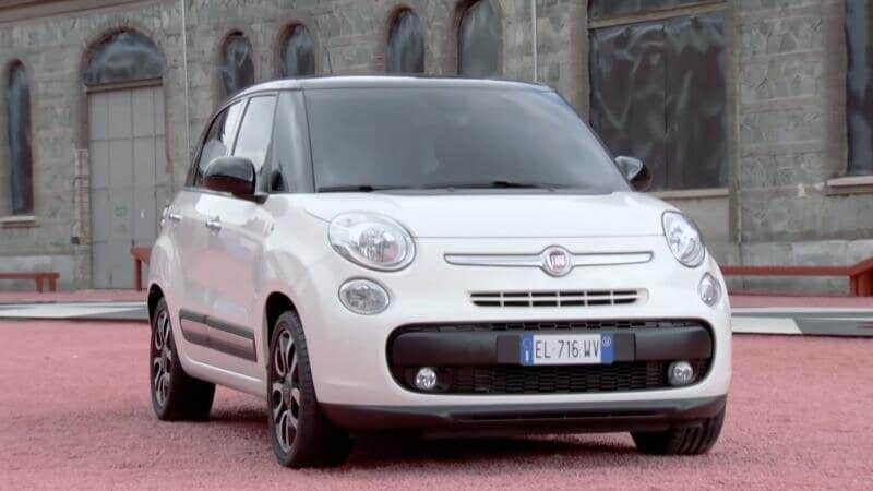 Унікальний автомобіль Папи Римського Fiat 500L продадуть з аукціону Fiat 500L Папа
