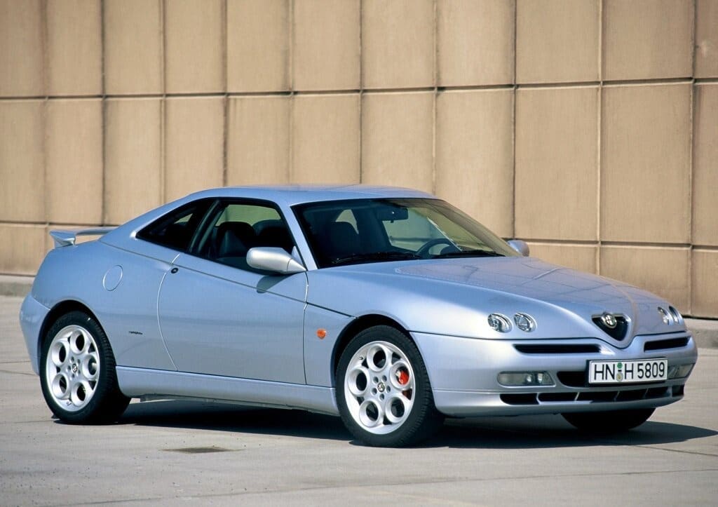 Експерт назвав найкращий спортивний автомобіль дев’яностих років Alfa Romeo GTV Spider