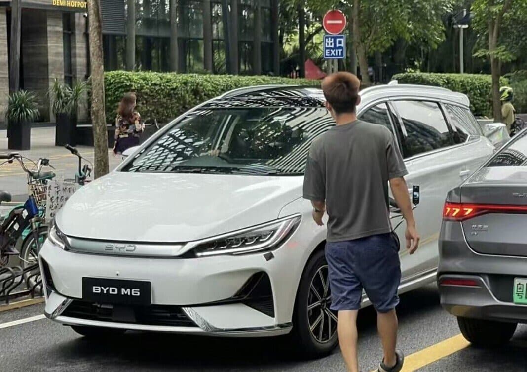 На дорожніх тестах уперше помічено новий мінівен BYD M6: він отримає гібридний двигун BYD M6