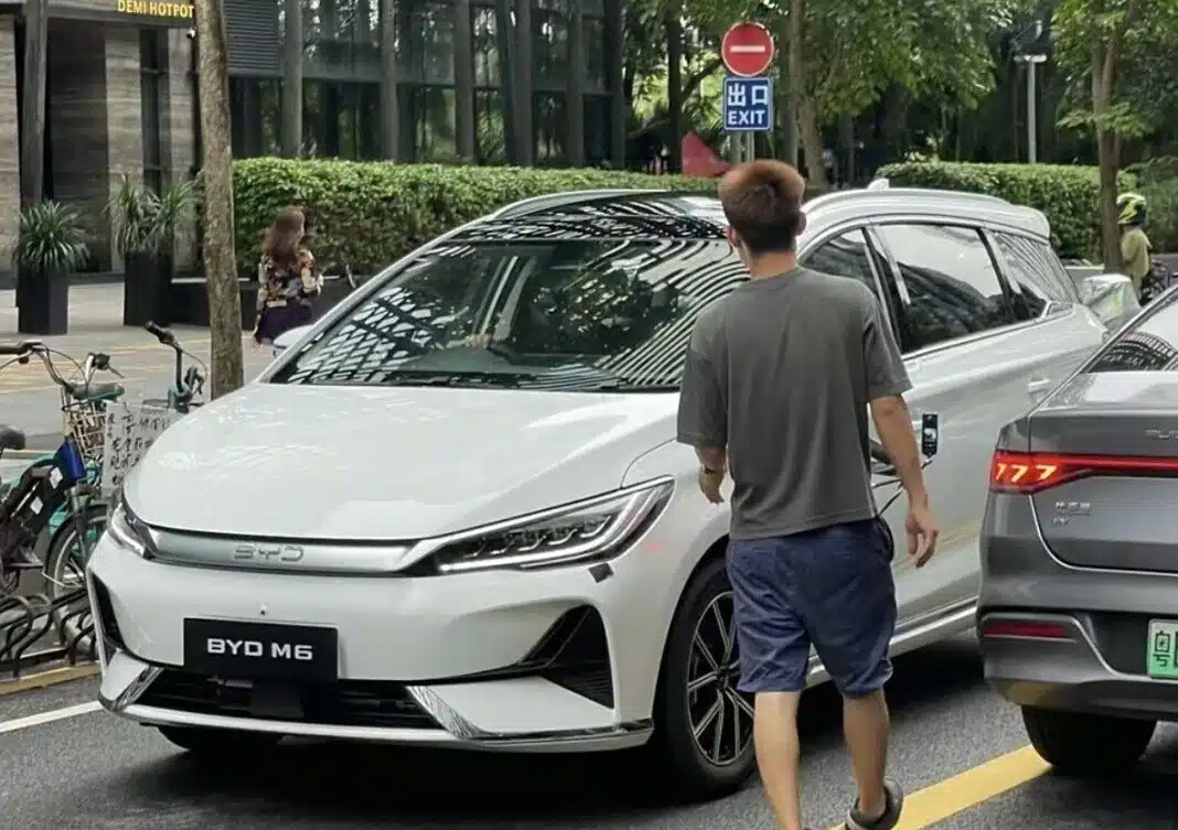 На дорожніх тестах уперше помічено новий мінівен BYD M6: він отримає гібридний двигун BYD M6