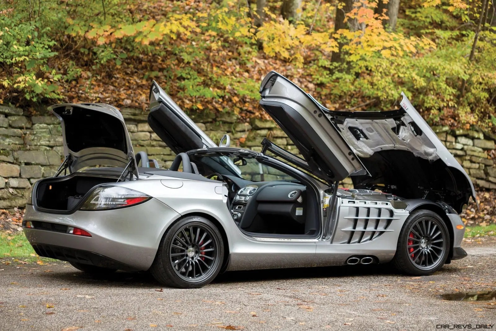 Заміна гальм на Mercedes SLR McLaren виявилась дорожчою на новий Audi SQ8 e-tron Mercedes SLR McLaren