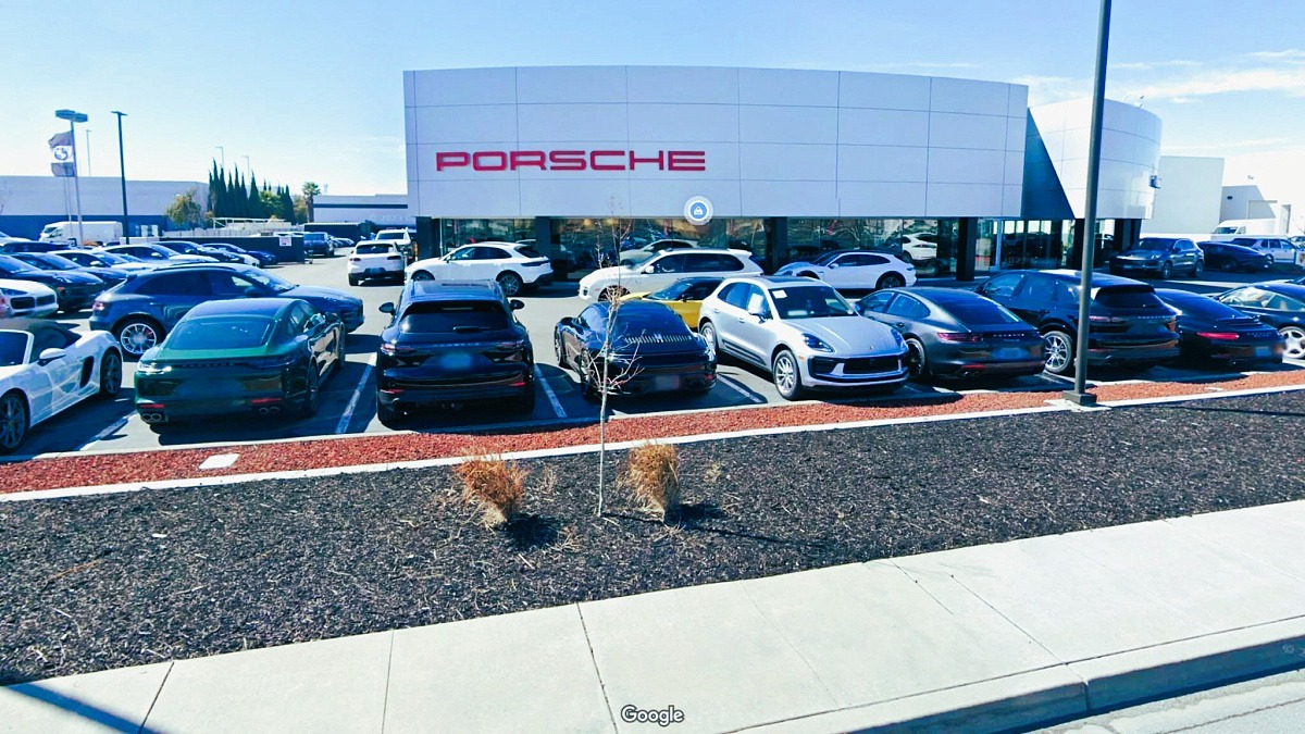 Вломившись в автосалон Porsche, злодії викрали 911 GT3 і GT3 RS