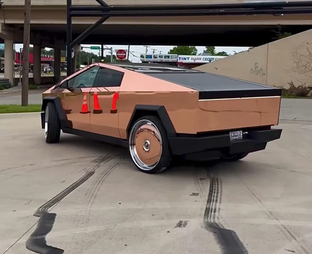 Tesla Cybertruck золотий