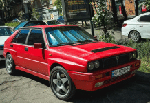 У Києві помітили рідкісний італійський ралійний автомобіль 90-х Lancia Delta HF Integrale