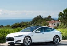 Як не потрібно заряджати Tesla Model S: електромобіль згорів, знищивши з собою і будинок Tesla Model S
