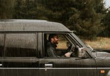Як безпечно керувати автомобілем під час сильного дощу driving in heavy rain