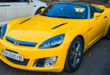 У Києві помітили рідкісний родстер від General Motors та дизайнера Tesla: фото Saturn Sky