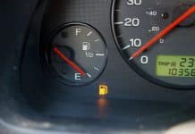 Автоексперти пояснили, чому не можна їздити з лампочкою низького рівня пального лампочка низького рівня пального