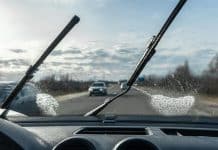 Досвідчені водії розказали як зробити, щоб двірники (склоочисники) в авто не скрипіли склоочисник автомобіля