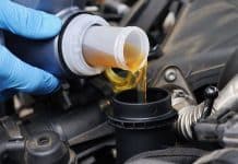 Чому деякі водії додають у двигун авто засіб для миття посуду, та чи безпечно це олива