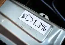Наліпка під капотом автомобіля у вигляді фари з відсотками: що вона означає фара