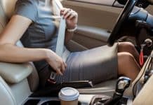 Кому з водіїв за законом можна не пристібати ремні безпеки в автомобілі: штрафу не буде Кому з водіїв за законом можна не пристібати ремні безпеки