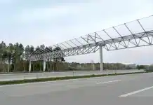 У Польщі з’явилися металеві конструкції над автомагістралями (фото): чим вони корисні водіям? металеві конструкції над автомагістралями