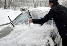 Як безпечно очистити машину від снігу та не зіпсувати її: поради для водіїв очистити машину від снігу
