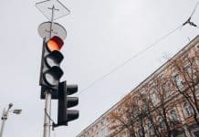 Про ці порушення водії забувають при зупинці на світлофорі, але вони тягнуть за собою штраф зупинка на світлофорі