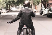 Мотоцикліст показує знак «мир»: що це означає (на замітку водіям) biker-wave