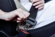 Водіїв попередили про небезпечний лайфхак для авто з TikTok: чим він загрожує чищення ременів безпеки
