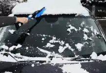 Як правильно чистити сніг з автомобіля: головні помилки та рекомендації чистити сніг з автомобіля