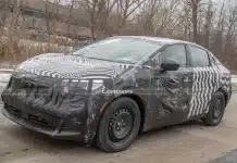 Новий Nissan Leaf вийшов на дорожні тести у камуфляжі (фото) Nissan Leaf