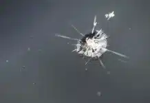 Чому взимку важливо видаляти сколи на склі автомобіля відразу: пояснення експертів сколи на склі автомобіля