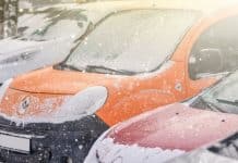 Водіям потрібно перед поїздкою взимку стукати по капоту: в поліції пояснили цю вимогу стукати по капоту