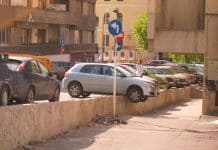 Як правильно паркуватися на авто передом до бордюру, щоб уникнути пошкоджень паркування під бордюр