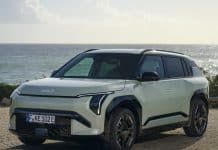 Автовиробник Kia виводить на український ринок свій найдешевший електрокросовер: фото та ціни Kia EV3