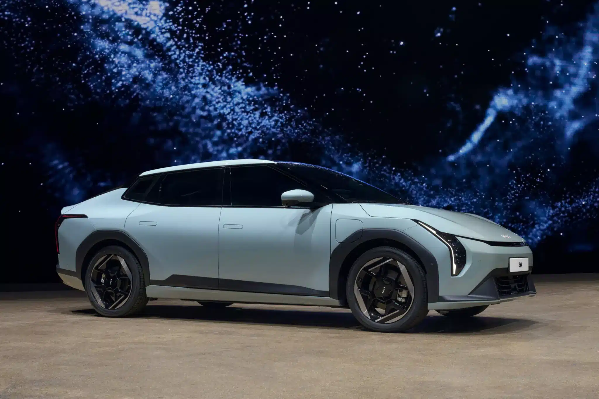 Представлений електромобіль Kia EV4 (фото) – конкурент Tesla Model 3