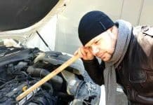 Яких шумів у автомобілі не варто боятися: відповіді досвідчених механіків механік слухає двигун