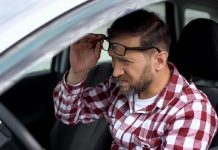 Автомобільний штраф до 15600 гривень: за що так карають українським водіям водій в окулярах