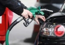 Фахівці радять торкатися кузова автомобіля, перш ніж вставити пістолет на АЗС Заправка автомобіля