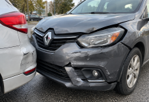 Легке ДТП на Renault: як зібрати кузовні деталі з розборки