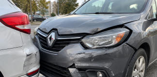 Легке ДТП на Renault: як зібрати кузовні деталі з розборки